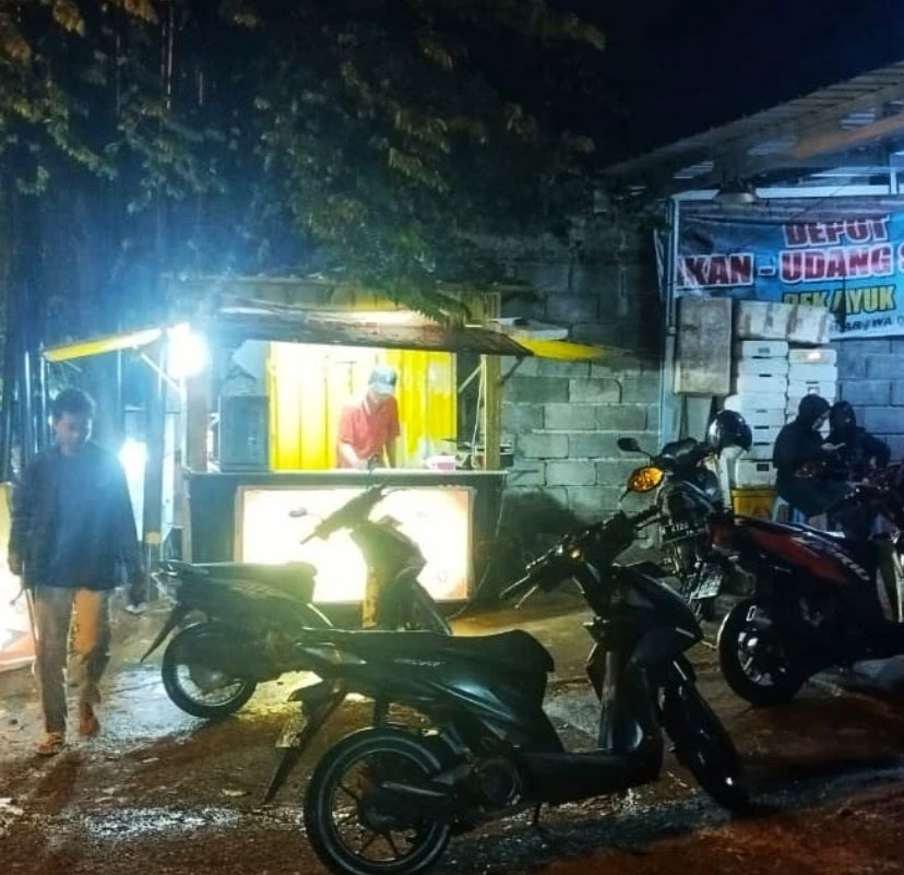 Lapak Kebabbaik pada malam hari