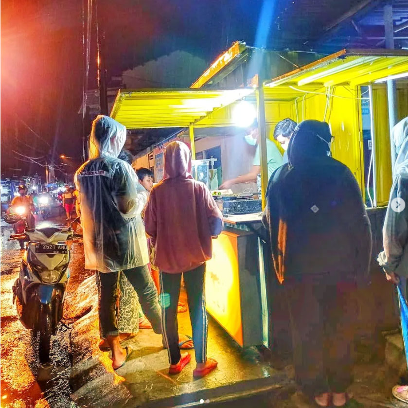 Antrean pembeli di lapak Kebabbaik