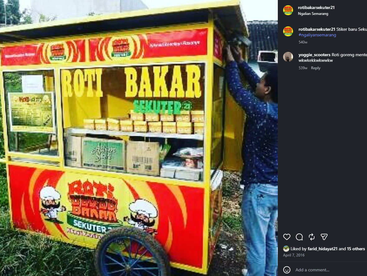Pemasangan stiker branding pertama pada gerobak Roti Bakar Sekuter21
